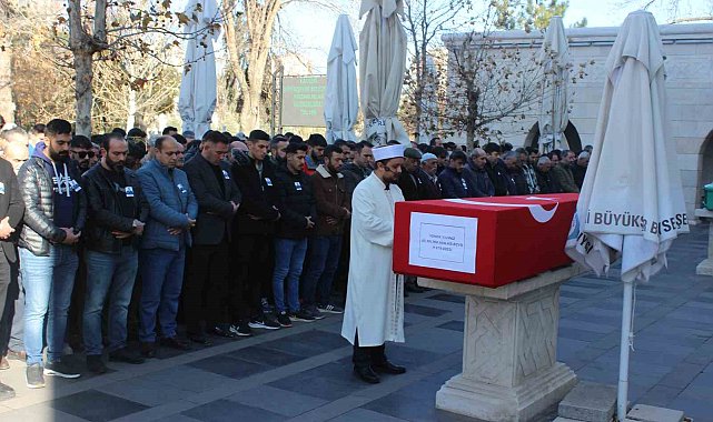 Evinde hayatını kaybeden emekli Astsubay toprağa verildi