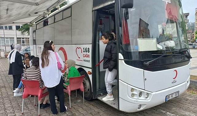 Eynesil'de yurtta kalan kız öğrenciler kan bağışında bulundu