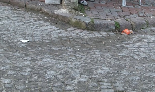 Fatih'te eski koca dehşeti: Boşandığı eşini sokak ortasında silahla vurarak ağır yaraladı