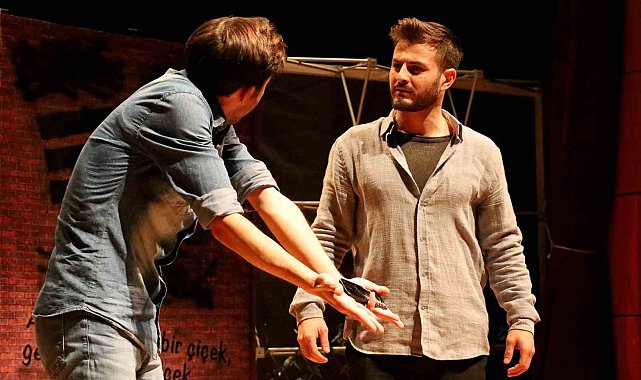 Filistin konusu tiyatro sahnesinde; hüzün ve duygu dolu anlar