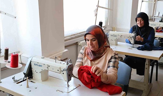 Filistinli çocuklar üşümesin diye eşofman örüyorlar