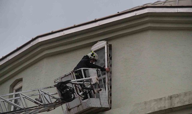 Fırtınanın yerinden söktüğü cami penceresini itfaiye ekipleri aldı
