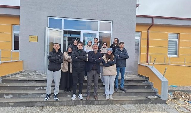 Gençler heyecanla kendileri için süren çalışmaları inceledi