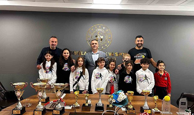 Gençlik Spor Muğla Müdürü Tenis Şampiyonları ile bir araya geldi