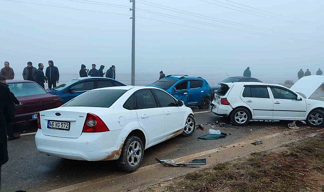 Göksun'da 22 araç kazaya karıştı: 15 yaralı