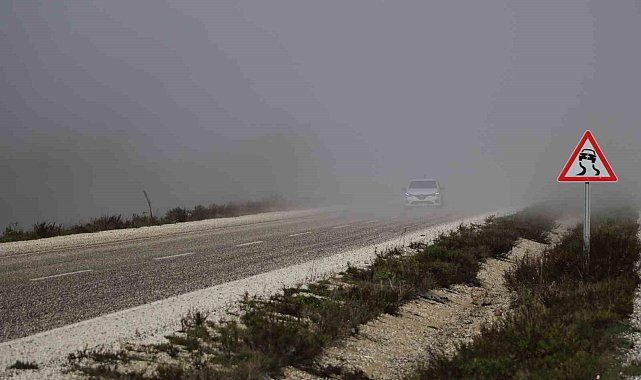 Görüş mesafesinin 10 metreye kadar düştüğü Hatay'da vatandaşlar zor anlar yaşadı