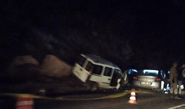 Hafif ticari araç ile otomobil kafa kafaya çarpıştı: 1 ölü, 5 yaralı