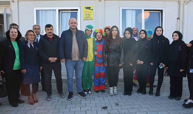 Hatay'da kız öğrencilerin diktikleri kıyafetler ve kuklalar çocuklara hediye edildi