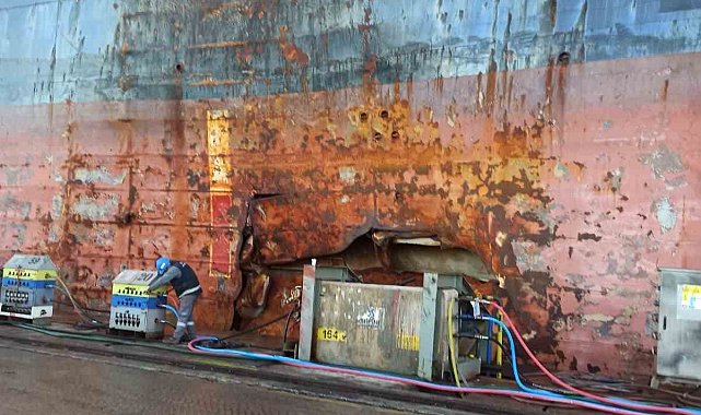 Husilerin Yemen açıklarında vurduğu gemi tamir için Yalova'ya getirildi