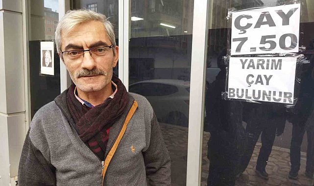 İş yerinin camına astığı "Yarım çay bulunur" yazısı görenlerini ilgisini çekiyor