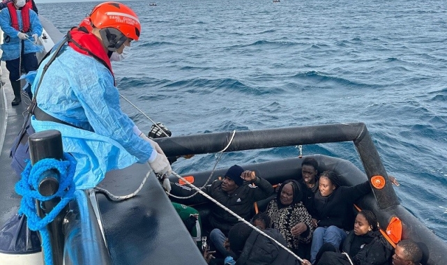 İzmir açıklarında göçmen hareketliliği: 100 göçmen karaya çıkartıldı