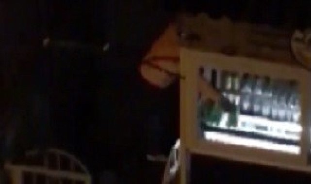 İzmir'de hırsızın suçüstü yakalanma anı kamerada