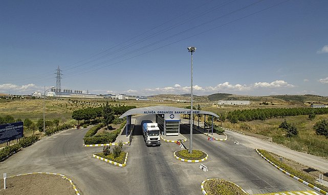 İzmir'de üzerine kalıp düşen işçi hayatını kaybetti