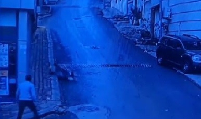 İzmir'de yürekleri ağza getiren görüntü: Bebek arabası yokuş aşağı böyle kaydı