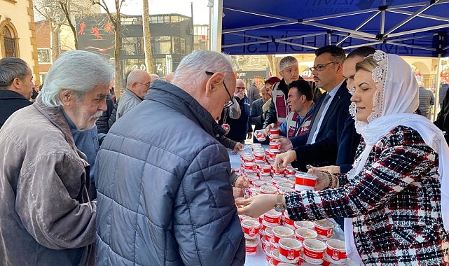 İzmit Belediyesi 12 şehit için Mevlid-i Şerif okutup helva dağıttı