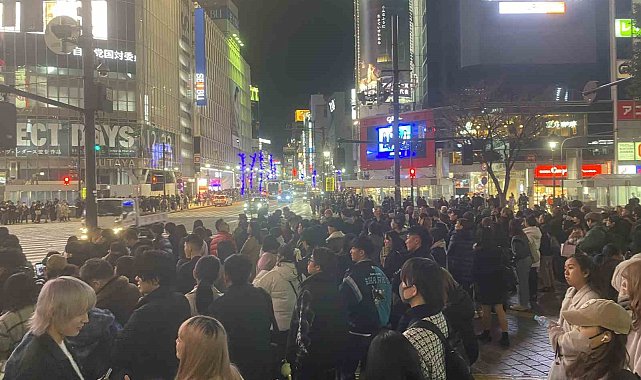 Japonya'da yüzlerce kişinin aynı anda yaya geçidinden geçmesi renkli görüntüler oluşturuyor