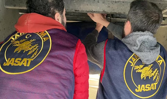 JASAT tırın farklı noktalarına gizlenmiş 190 karton kaçak sigara yakaladı