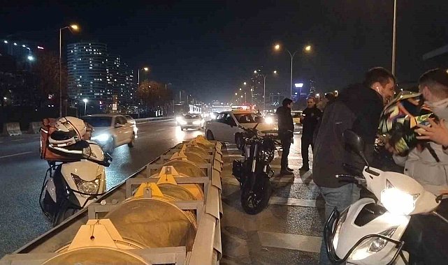 Kadıköy'de otomobil motosiklete çarptı: 1 yaralı