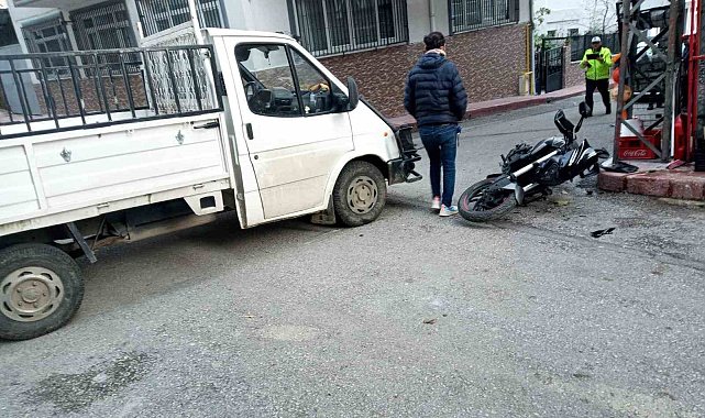 Kamyonetle motosiklet çarpıştı: 1 yaralı