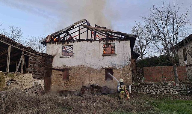 Karabük'te iki katlı ev yandı