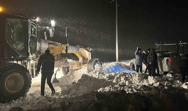 Karda mahsur kalanların imdadına belediye ekipleri yetişti