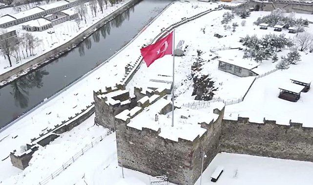Karla kaplanan tarihi Ardahan Kalesi havadan görüntülendi