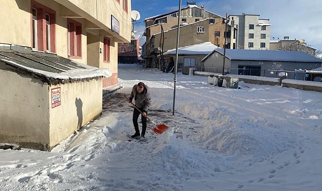 Karlıova'da yoğun kar, 40 köy yolunu ulaşıma kapattı