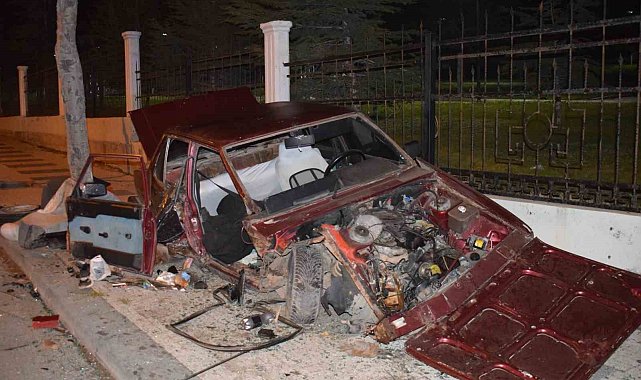 Karşı şeride geçip duvara çarpan araç hurdaya döndü: 1 yaralı