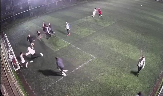 Kartal'da halı saha maçında futbolu bırakıp kavgaya tutuştular