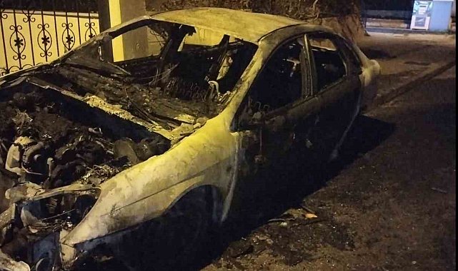Kartal'da park halindeki otomobil yaranarak kullanılamaz hale geldi