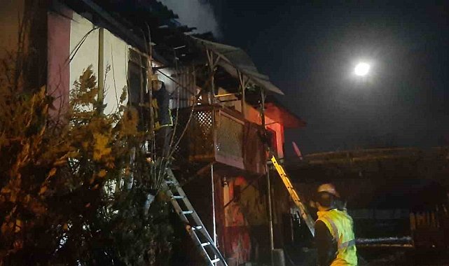 Kastamonu'da çıkan yangında 2 ev ve bir araç yandı
