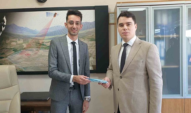 Kaymakam'dan başarılı memura ödül