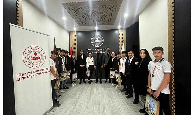 Kaymakamı Bozoğlan, spor müsabakalarında dereceye giren öğrencileri ödüllendirdi