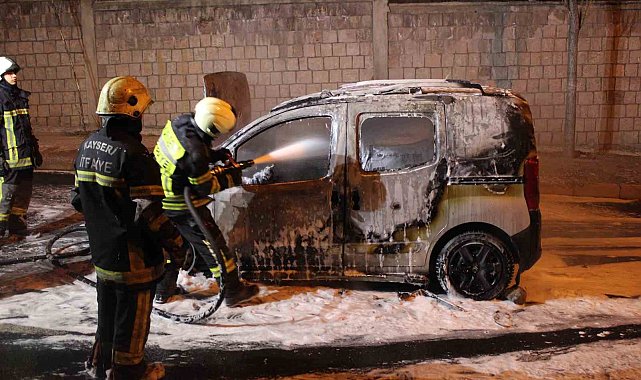 Kayseri'de yanan hafif ticari araç kullanılamaz hale geldi