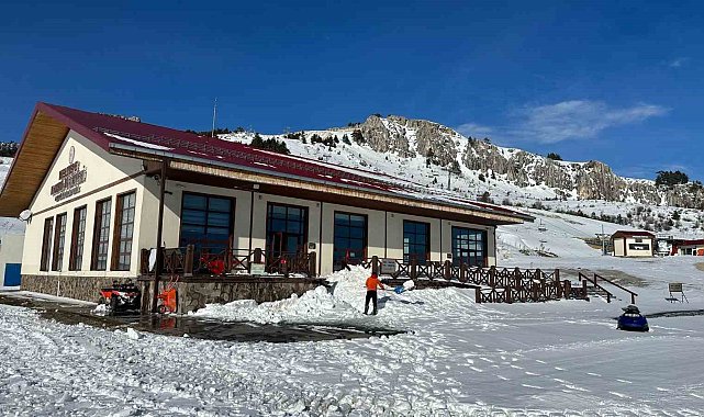 Keltepe Kayak Merkezi'nde kar yağışı 60 santimetreye ulaştı
