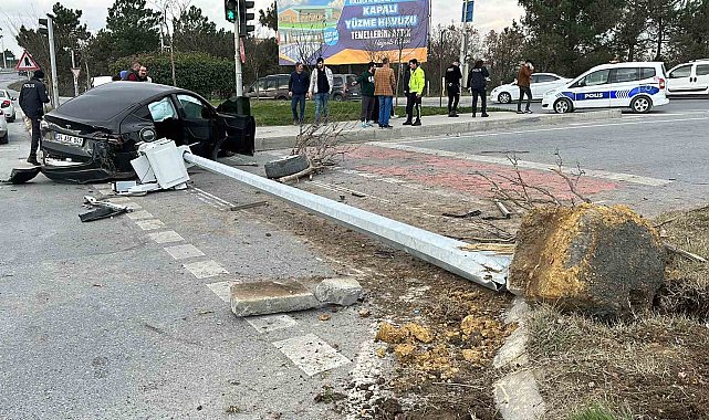 Kırmızı ışıkta geçtiği iddia edilen Tesla sürücüsü önce minibüse sonra KGYS direğine çarptı: 1 yaralı
