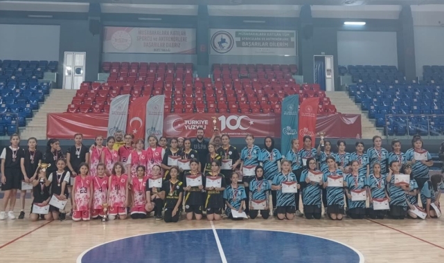 Kızlarda şampiyon Şehit Cihan Aksarı Ortaokulu
