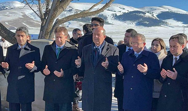 KKTC Cumhurbaşkanı Ersin Tatar'dan şehitlik ziyareti