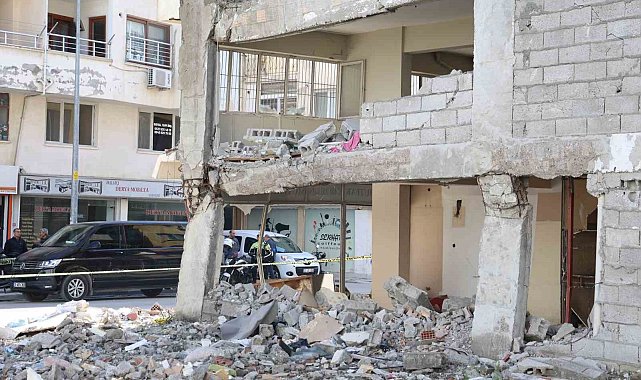 Kolonları parçalanan ve ayakta güçlükle duran binanın 'hasarsız' olduğu gerekçesiyle mahkemeye verilmesi hayrete düşürdü
