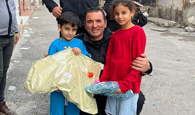 Konak polisinden çocuklara sürpriz yılbaşı hediyesi