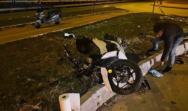 Kontrolden çıkan motosiklet refüje çarptı: 1 ağır yaralı