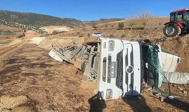Kontrolden çıkan tır şarampole devrildi: 1 yaralı