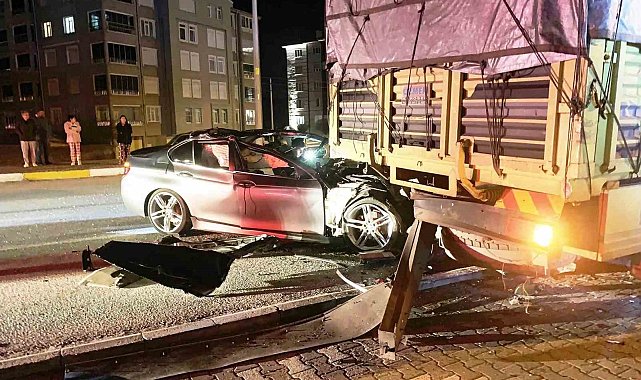 Konya'da otomobil park halindeki kamyona çarptı: 2 yaralı