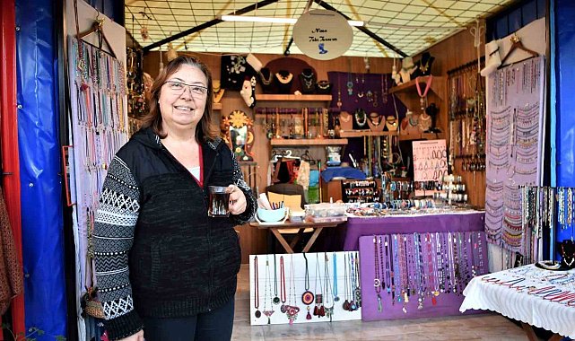 Konyaaltı Belediyesi iki noktada yılbaşı çarşısı kurdu