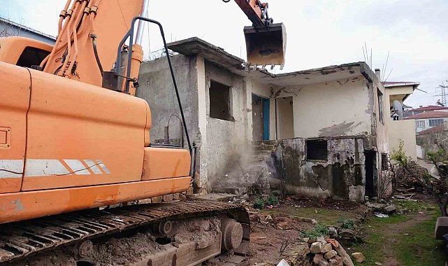Körfez'de tehlike arz eden binalar yıkıldı
