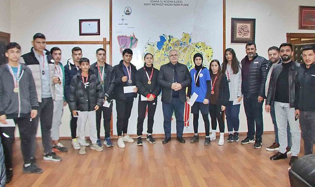 Kozan'da başarılı boksörleri Başkan Özgan ödüllendirdi