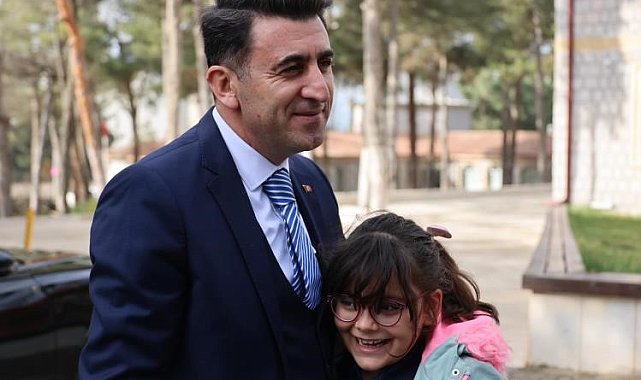 Küçük kız Vali Aygöl'e "Muhtar" deyince herkesi güldürdü