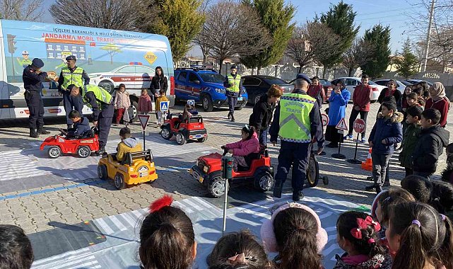 Kulu'da jandarmadan öğrencilere trafik eğitimi