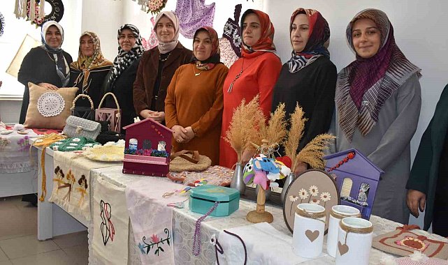 Kursiyer kadınlar sertifikalarını Vali Çelik'in eşinden aldı
