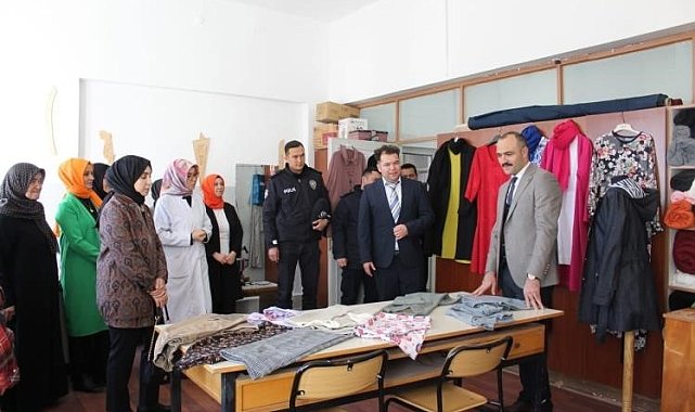 Kursiyerlerle yakından ilgilendi